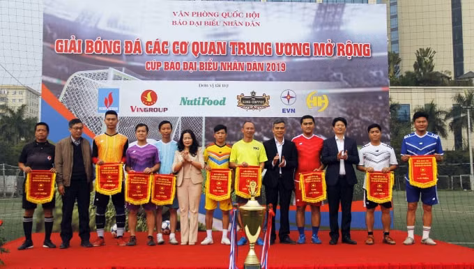 Đại diện BTC trao cờ lưu niệm cho tổ trọng tài và các đội bóng tham dự giải. Ảnh: Văn Vũ