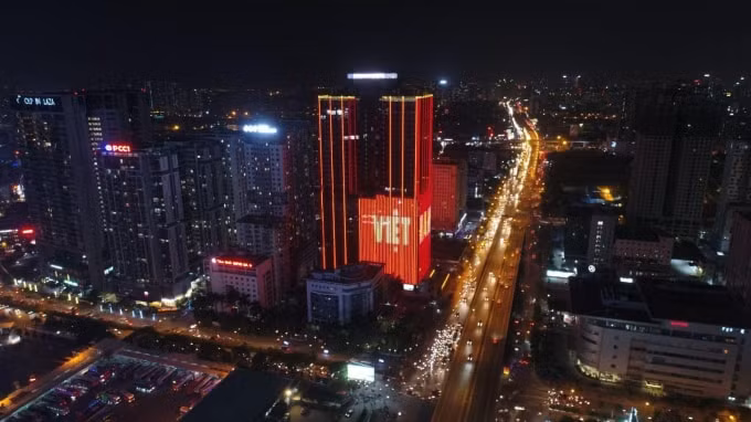 Hình ảnh lá cờ đỏ sao vàng chuyển động phấp phới một cách sinh động tại Sunshine Center không chỉ là dấu ấn độc đáo mà còn khiến bao người xúc động khi ngắm nhìn.