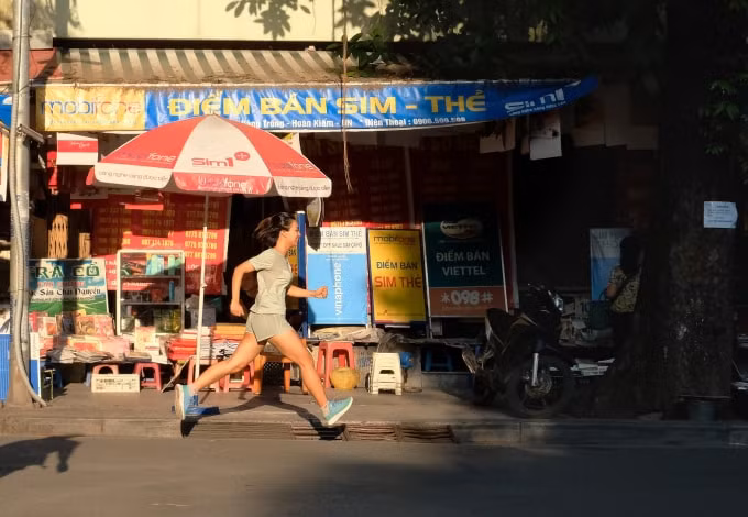 Giải Nhì (Trần Thị Phương Quỳnh): Sự hòa quyện tuyệt vời giữa tinh thần thể thao và những nét đẹp bình dị của phố cổ Hà Nội.