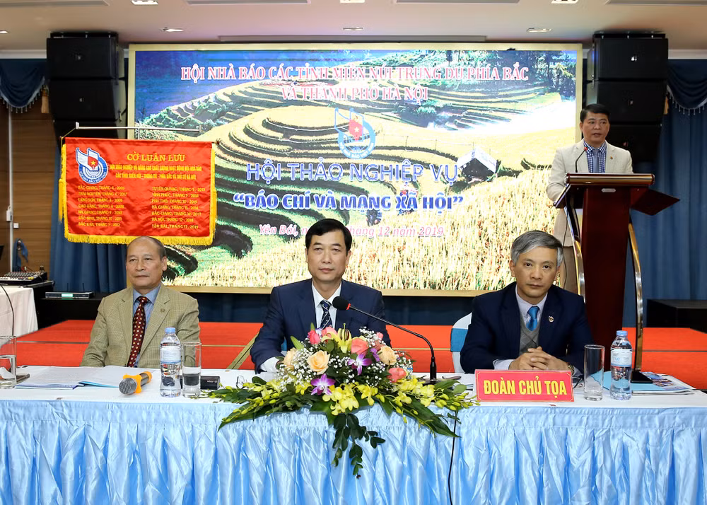 Các đồng chí chủ trì Hội thảo. Ảnh: Sơn Hải
