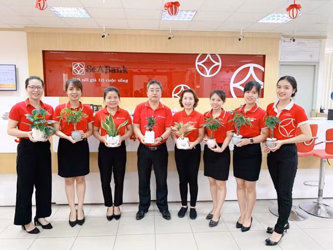 Các phòng giao dịch trang bị thêm cây xanh.