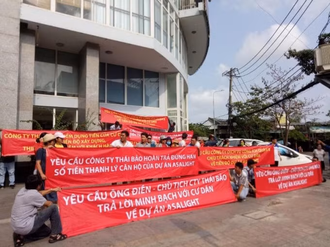 Cư dân dự án AsaLight căng băng rôn phản đối CĐT
