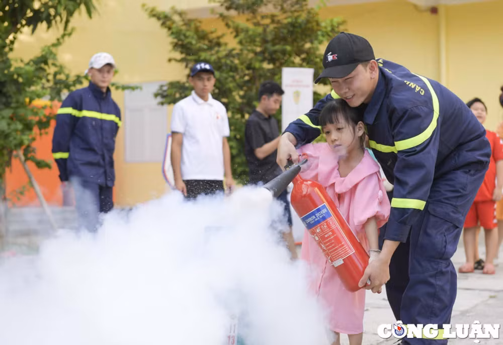 ha noi nhieu tre em hao hung khi duoc trai nghiem ky nang chua chay hinh 8