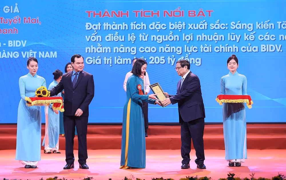 co vu doan vien cong doan no luc cong hien thuc day phat trien kinh te xa hoi cua dat nuoc hinh 3
