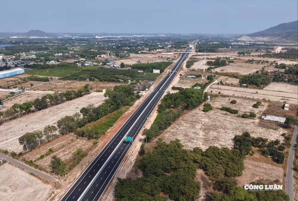 Cao tốc Biên Hòa - Vũng Tàu sau khi hoàn thành, đưa vào khai thác sẽ góp phần kết nối với sân bay Long Thành, giải quyết tình trạng quá tải giao thông trầm trọng trên Quốc lộ 51 và thúc đẩy phát triển kinh tếxã hội vùng Đông Nam Bộ.