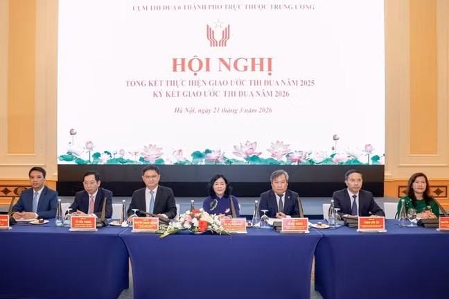 Bà Bùi Thị Minh Hoài, Ủy viên Bộ Chính trị, Bí thư Trung ương Đảng, Bí thư Đảng ủy MTTQ, các đoàn thể Trung ương, Chủ tịch Ủy ban Trung ương MTTQ Việt Nam, Phó Chủ tịch Hội đồng Thi đua khen thưởng Trung ương cùng lãnh đạo 6 thành phố chủ trì Hội nghị. Ảnh: Quang Vinh