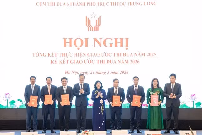 Chủ tịch Bùi Thị Minh Hoài chúc mừng đại diện các thành phố tại lễ ký kết giao ước thi đua 2026