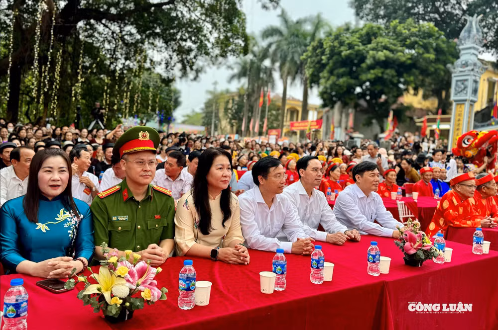 Lãnh đạo địa phương dự khai mạc Lễ hội.