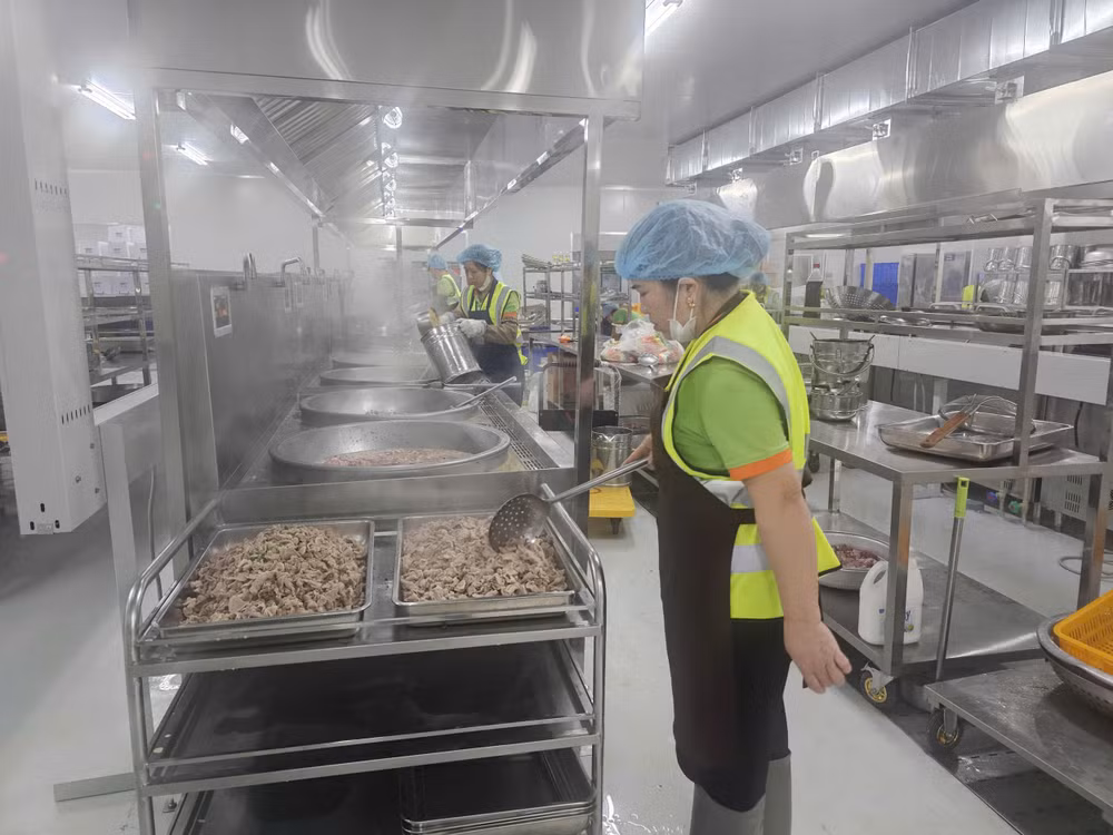 Công ty Suất ăn Công nghiệp Hà Nội nói đã thực hiện đầy đủ trách nhiệm kiểm soát chất lượng thịt heo hằng ngày khi nhập hàng của Cường Phát. Ảnh: Côn