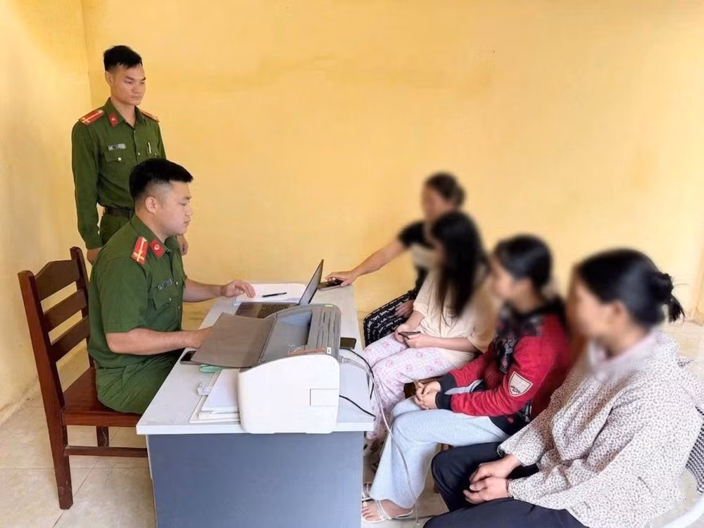 CA TQ làm việc với