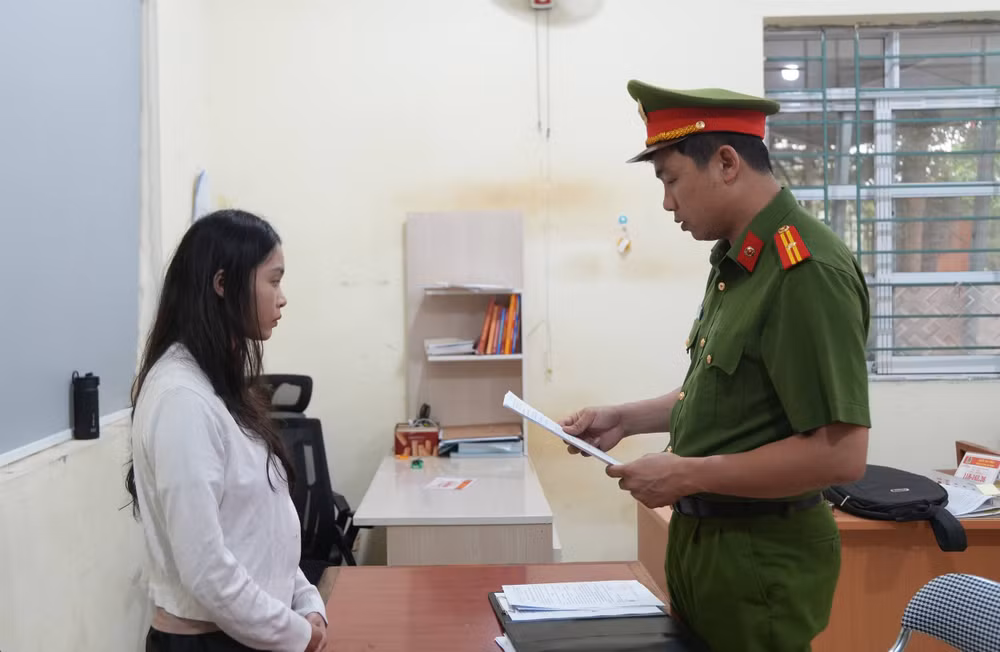 1. Cơ quan Công an đọc lệnh khởi tố bị cán- lệnh bắt tạm giam đối với Triệu Thị Dung
