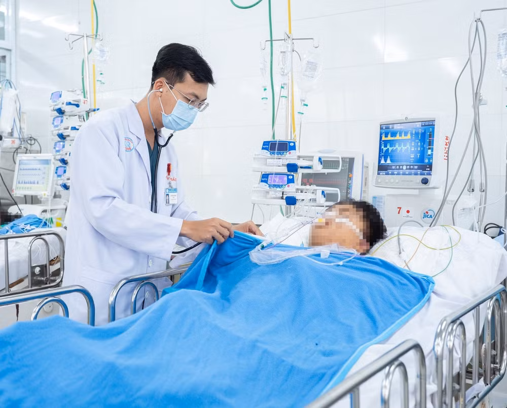 BS Nguyễn Xuân Bách - khoa Hồi sức Cấp cứu bệnh viện Chợ Rẫy đang thăm khám BN N.T.H, sinh năm 2007 (ngụ tỉnh Lâm Đồng) sau phẫu thuật. Ảnh: BVCC