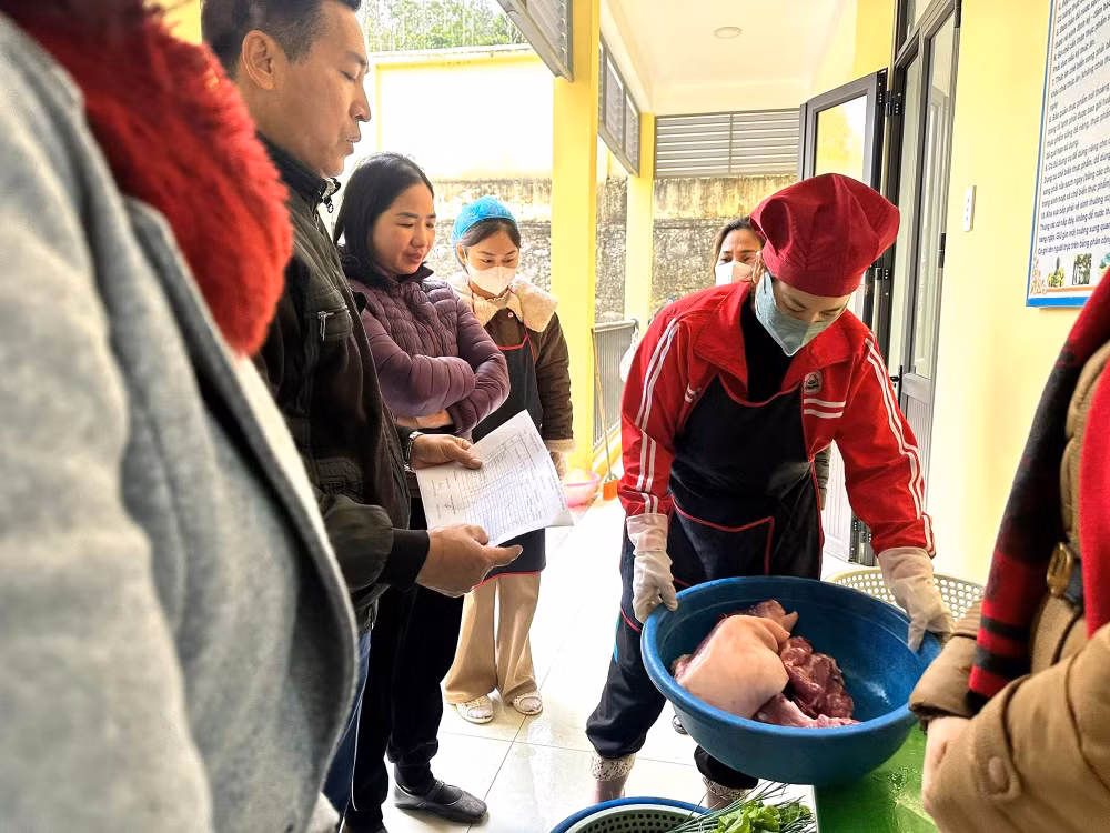 Ban đại diện Cha mẹ học sinh phối hợp cùng nhà trường tổ chức kiểm tra đột xuất quy trình nhập, bảo quản và chế biến thực phẩm, cũng như công tác vệ sinh an toàn thực phẩm tại bếp ăn bán trú của trường hồi cuối tháng 1/2026. Ảnh: NTCC