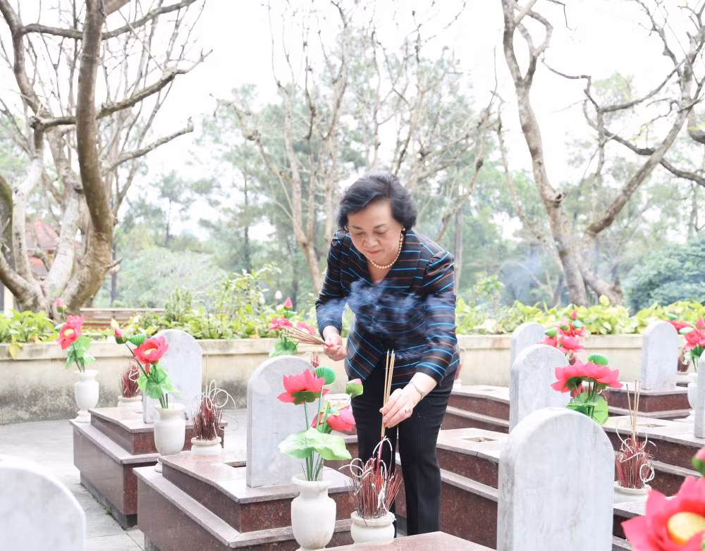 Phó Thủ tướng Phạm Thị Thanh Trà dâng hương tri ân các Anh hùng liệt sĩ tại Quảng Trị- Ảnh 6.