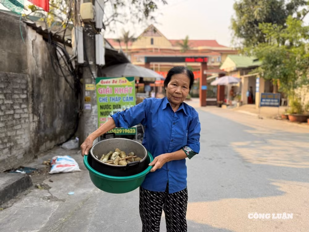 Người mẹ nghèo bán từng củ khoai để nuôi 3 con bị tâm thần và mẹ già yếu