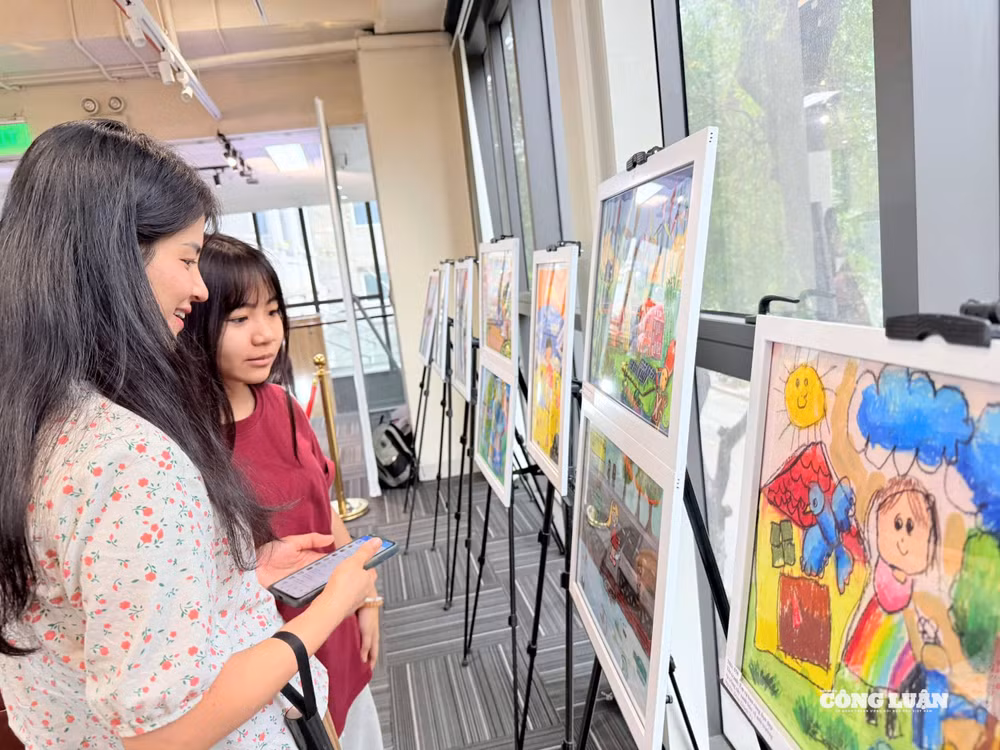 Công chúng tham quan không gian trưng bày tranh cuộc thi vẽ tranh “Đan Mạch trong Mắt Em”.