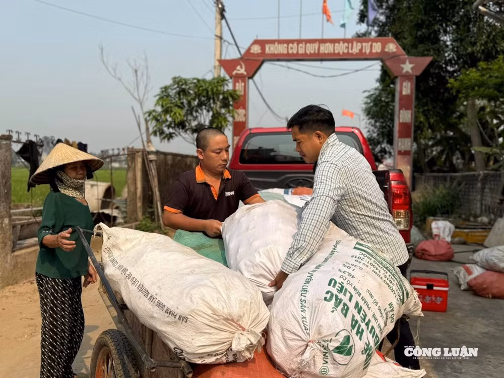 Biết hoàn cảnh của bà nên nhiều người giúp đỡ, chở khoai vào cho bà bán