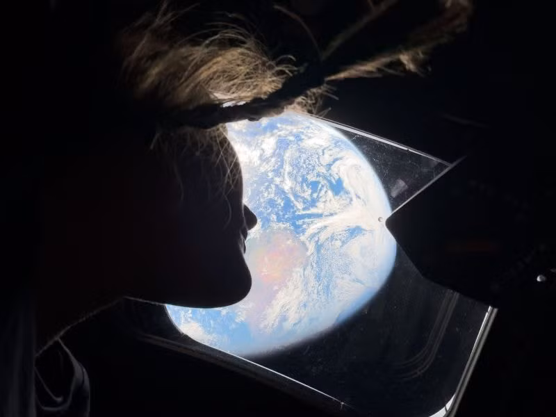 Nữ phi hành gia Christina Koch của NASA nhìn lại Trái Đất qua cửa sổ trên tàu vũ trụ Orion.