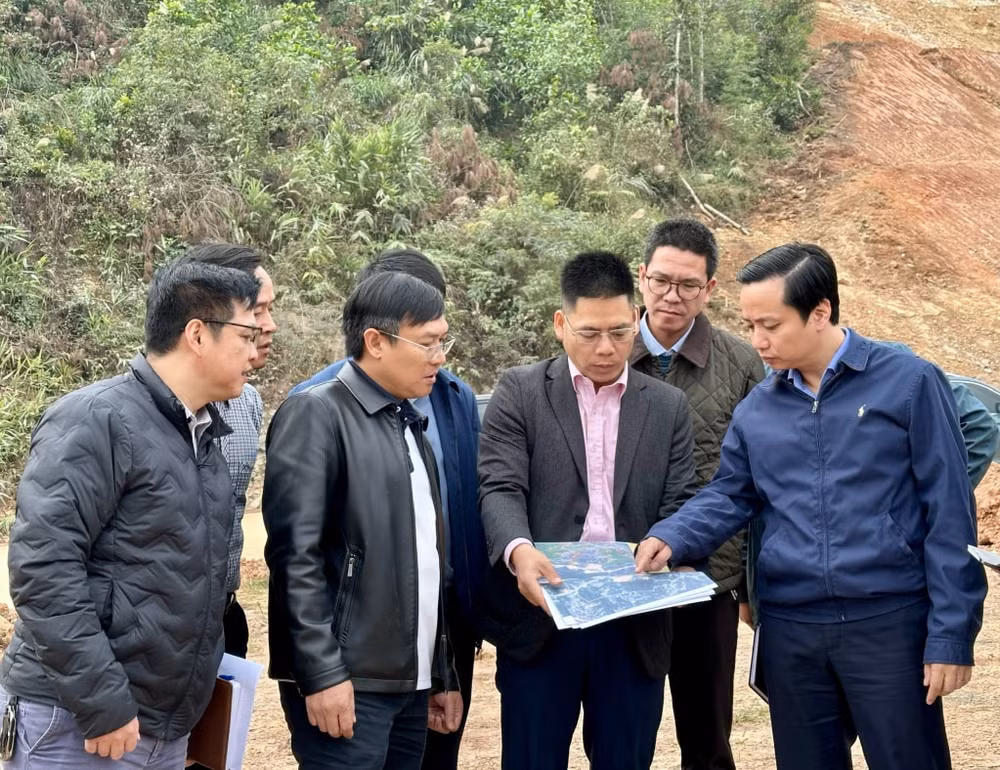 Chủ tịch UBND tỉnh Cao Bă Lê Hải Hòa kiểm tra vị trí xây dựng mới Bệnh viện đa khoa tỉnh.