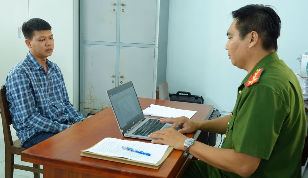 Phòng Cảnh sát hình sự Công an tỉnh lấy lời khai Trần Phúc Hiền.. Ảnh Trọng Tín