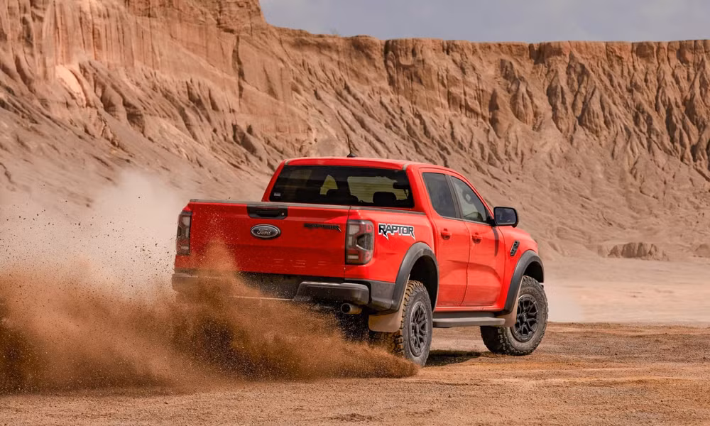 Ngoại thất Ford Ranger Raptor máy xăng không khác biệt nhiều so với bản máy dầu - Ảnh: Ford