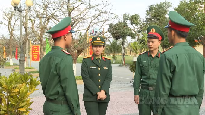 Các chiến sỹ trong lực lượng vũ trang tỉnh Thừa Thiên Huế tuyên truyền về Đại hội.