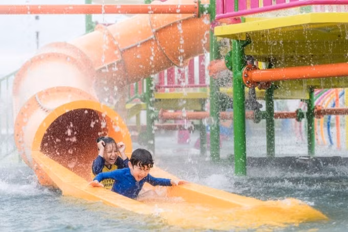 Các em nhỏ say mê cùng các trò chơi trong Công viên nước Splash