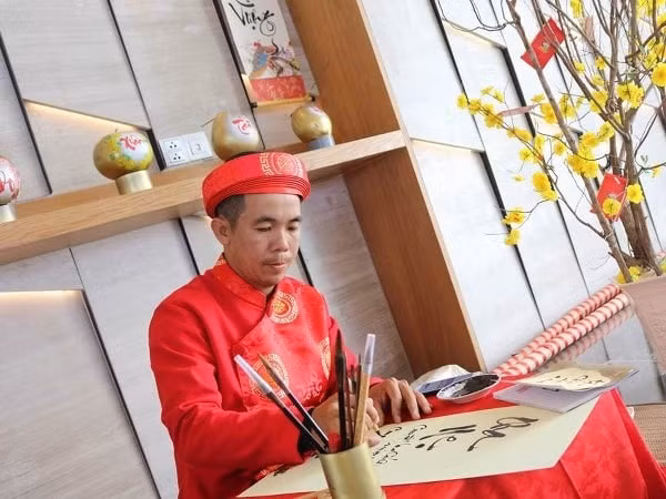 Hoạt động ông đồ cho chữ ở ALMA Resort