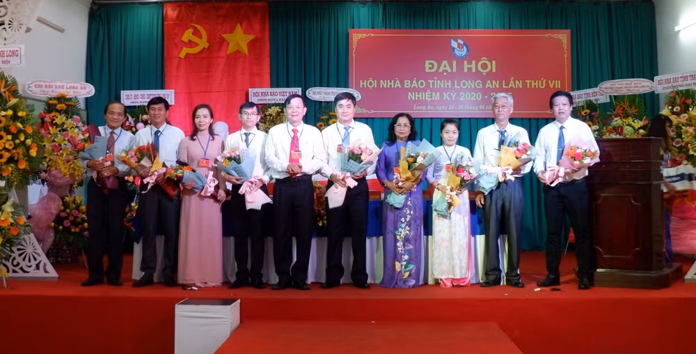 Ban Chấp hành nhiệm kỳ mới ra mắt Đại hội. Ảnh: Hà Lan