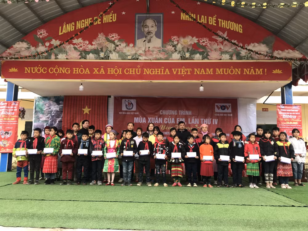 Tại xã Sính Lủng, huyện Đồng Văn, tỉnh Hà Giang, Chương trình đã trao 100 suất học bổng và 250 suất quà cho các em học sinh có hoàn cảnh khó khăn.