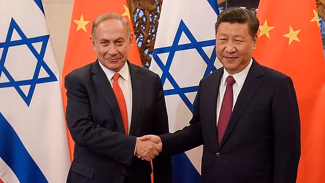 Thủ tướng Netanyahu và Chủ tịch Trung Quốc Tập Cận Bình bắt tay trong một cuộc gặp thượng đỉnh - Ảnh: Reuters