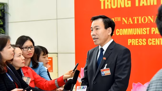 Đại biểu Dương Đức Huy, Trưởng Ban Tuyên giáo tỉnh Lào Cai trả lời phỏng vấn của phóng viên