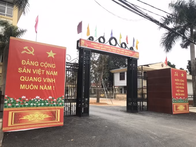 Tại huyện Bá Thước, đường phố, công sở cũng được trang trí rực rỡ sắc màu. Ảnh: Quang Duy
