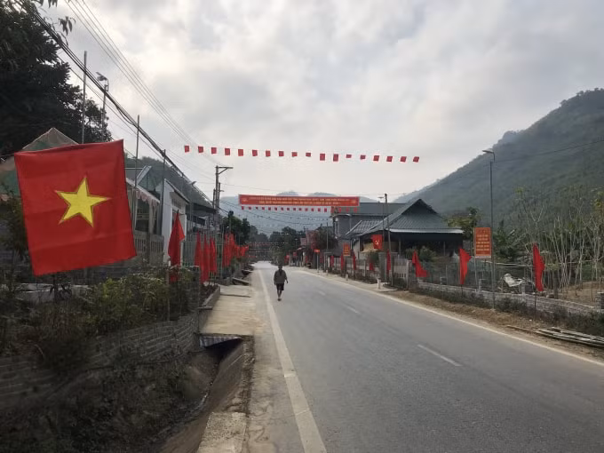 Các khu dân cư dọc Quốc lộ 217 qua các huyện miền núi Thanh Hóa được trang hoàng rực rỡ chào mừng Đại hội XIII của Đảng. Ảnh; Quang Duy