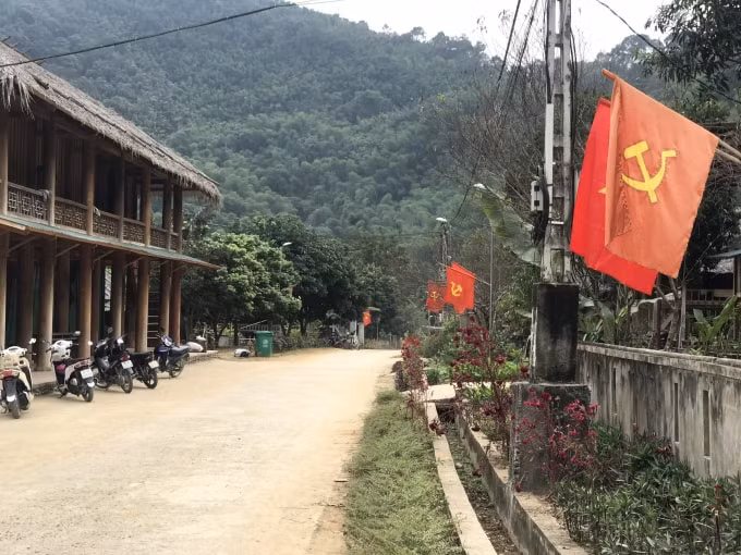 Cờ Đảng và cờ Tổ quốc được 75/75 hộ dân tại bản Ngàm treo chào mừng Đại hội XIII của Đảng. Ảnh: Quang Duy
