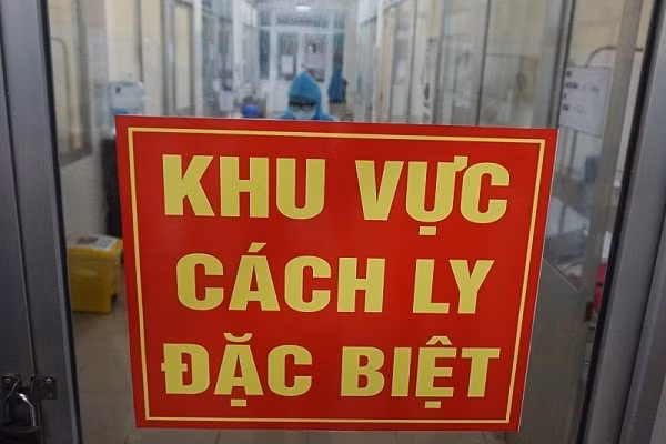 Bệnh nhân dương tính Covid-19 sau 12 ngày cách ly đã âm tính lần 1. Ảnh: minh họa