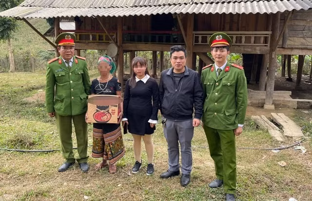 Phòng cảnh sát Hình sự Công an tỉnh Nghệ An bàn giao nạn nhân Moong Thị O. (ở giữa) cho gia đình. Ảnh: dantri.com.vn