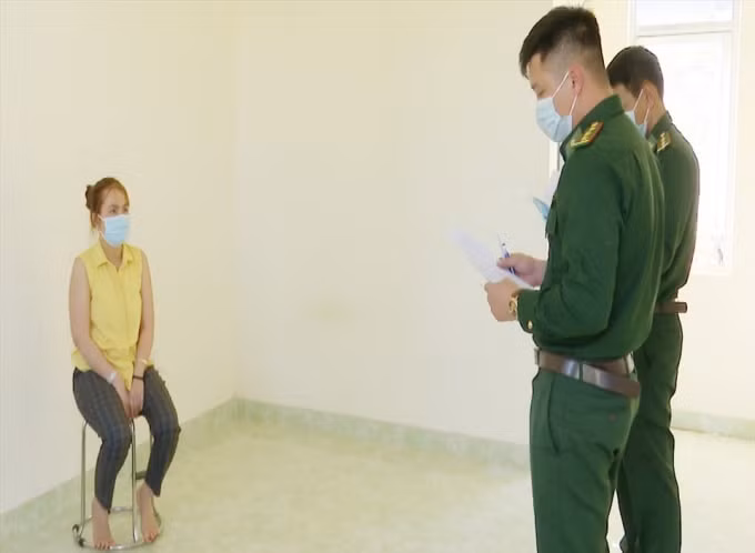 Đồn Biên phòng Tuy Đức lấy lời khai đối tượng nhập cảnh trái phép. Ảnh: laodong.vn