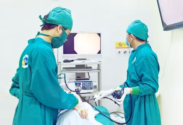 Các bác sĩ đã thực hiện phương pháp nội soi gắp dị vật ra khỏi cơ thể bé trai. Ảnh: dantri.com.vn