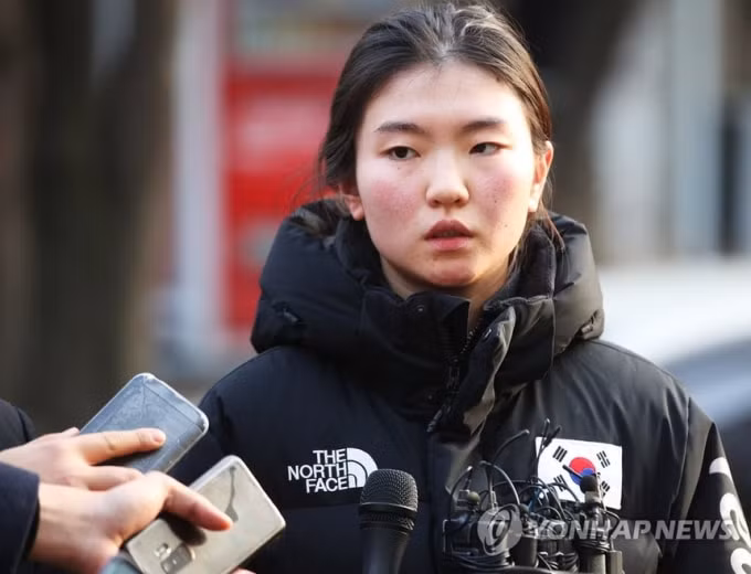 Nữ vận động viên Shim Suk Hee sau khi rời khỏi tòa án ở Seoul. Ảnh: Zingnews.vn