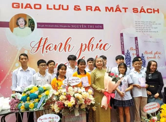 Luật gia - Tiến sĩ Nguyễn Thị Sơn giao lưu với độc giả tại buổi ra mắt sách 