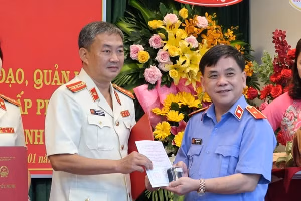 Ông Quách Thanh Giang (trái) nhận quyết định bổ nhiệm