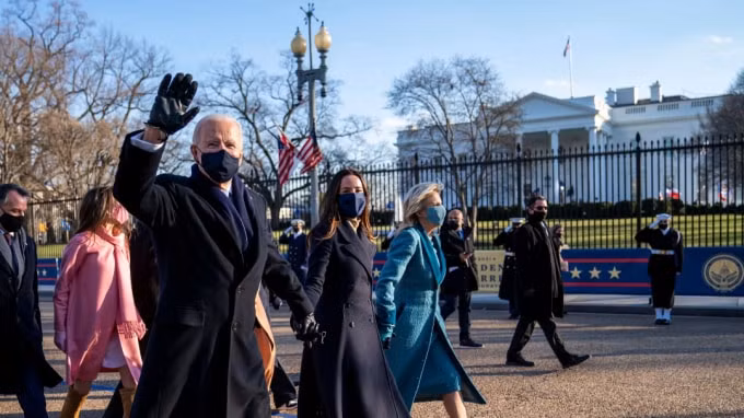 Tổng thống Hoa Kỳ Joe Biden được hộ tống đến Nhà Trắng vào ngày 20 tháng 1. Ảnh: Reuters
