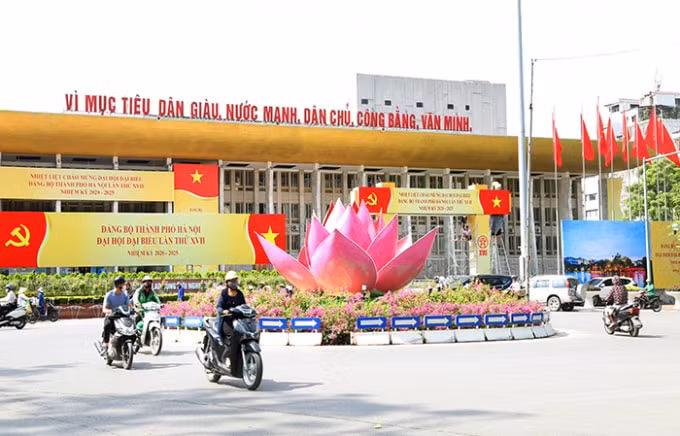Cờ hoa được trang hoàng rực rỡ bên ngoài Cung Văn hóa Lao động hữu nghị Việt Xô, nơi tổ chức Đại hội. Ảnh: T.L