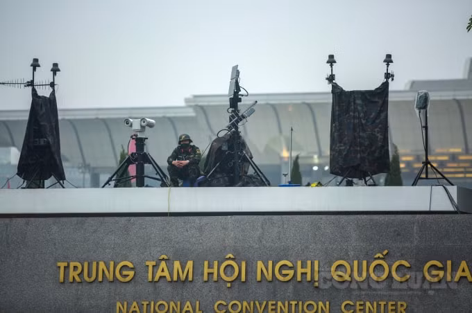 Trước cổng chính của Trung tâm Hội nghị Quốc gia Mỹ Đình, những người lính với nhiệm vụ canh gác bầu trời.