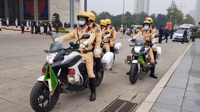 Công tác dẫn đoàn và đảm bảo ATGT ngày đầu Đại hội Đảng XIII diễn ra an toàn, thuận lợi, không có sự cố.