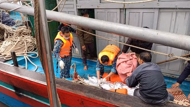 Lực lượng chức năng đưa người bị nạn vào bờ. Ảnh: thanhnien.vn