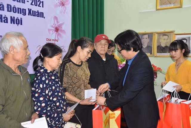 Phó Tổng Biên tập Phụ trách Lê Anh Đạt tặng quà cho các hộ gia đình có hoàn cảnh khó khăn xã Đông Xuân, huyện Sóc Sơn, Hà Nội. Ảnh: Tiến Đạt