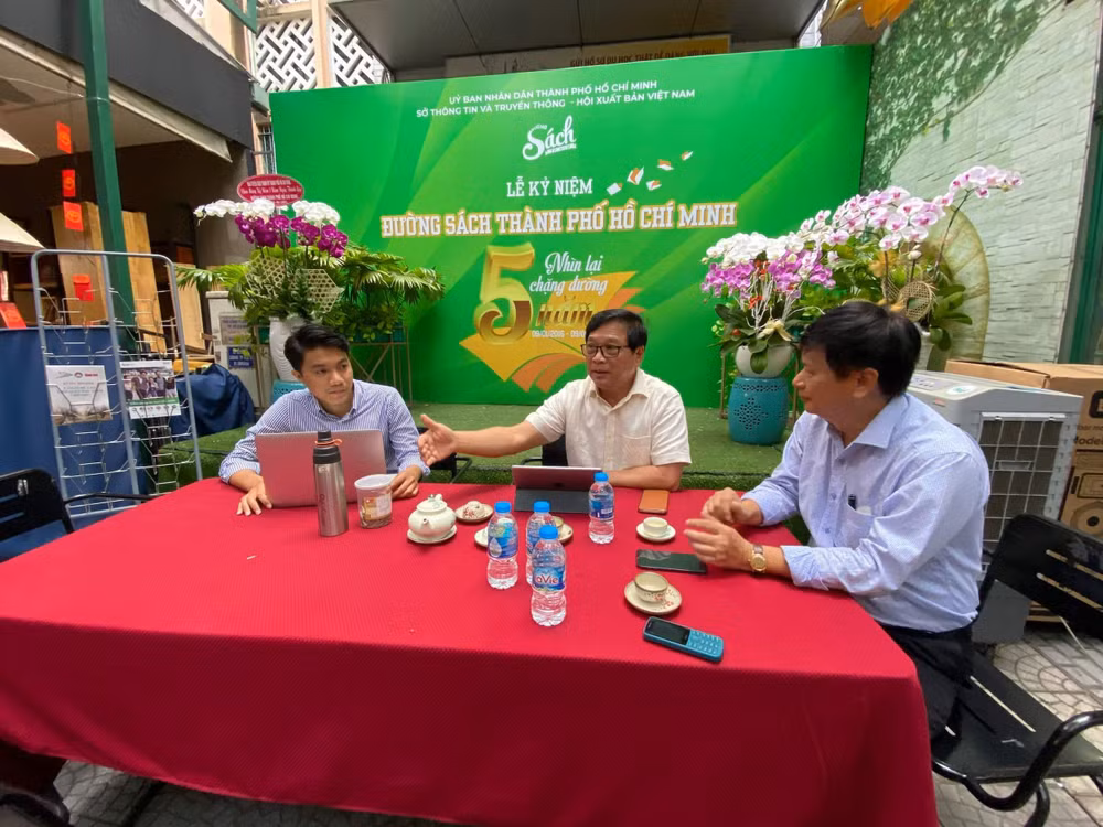 Ông Trần Trọng Dũng- Chủ tịch Hội nhà báo TP HCM (bìa phải) trao đổi với ông Lê Hoàng- GĐ Công ty đường sách TP.HCM về phối hợp tổ chức sự kiện trên.