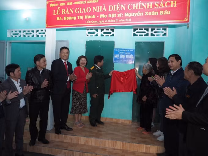 Khánh thành nhà tặng mẹ Hoàng Thị Hách, xã Cẩm Quan.
